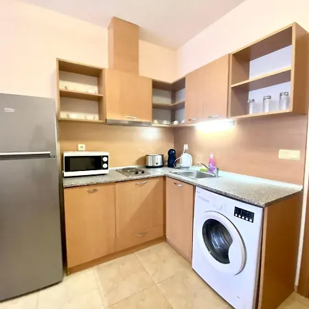 Family Apartment In Trakia Complex شقة *